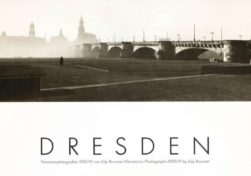 KI generiert: Das Bild zeigt eine Panoramaansicht von Dresden mit einer Brücke im Vordergrund und der Silhouette der Stadt im Hintergrund. Unten im Bild steht der Titel "DRESDEN" mit dem Hinweis auf Panoramafotografien von Edy Brunner aus den Jahren 1990/91.