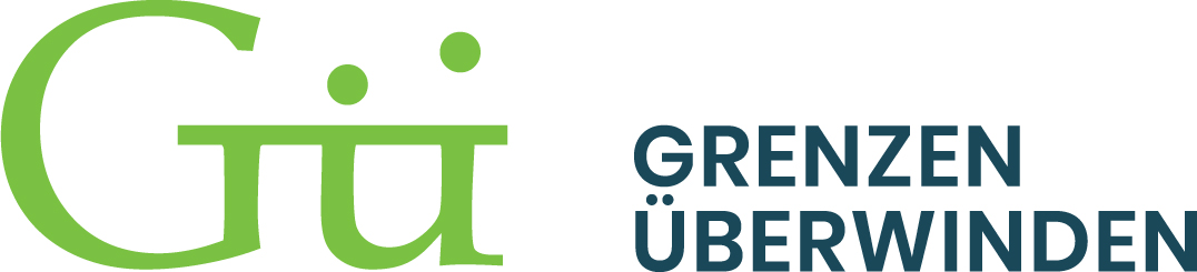 KI generiert: Das Bild zeigt ein Logo mit den Buchstaben "Gü" in grün und dem Text "GRENZEN ÜBERWINDEN" in dunkelblauer Schrift rechts daneben. Der Hauptinhalt des Bildes ist ein Slogan zur Überwindung von Grenzen.