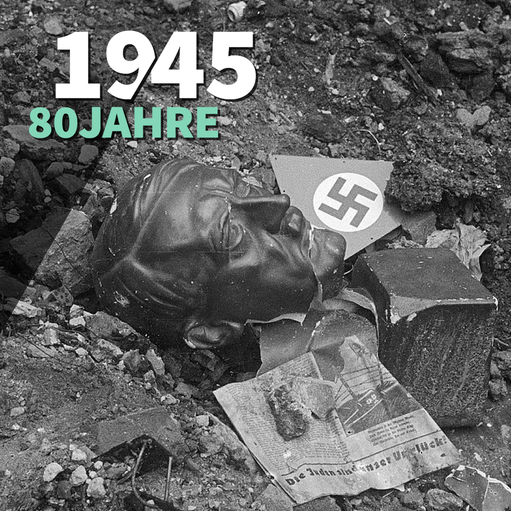 KI generiert: Das Bild zeigt den zerstörten Kopf einer Büste neben Trümmern und einem Zeitungsausschnitt. Daneben liegt ein Schild mit einem Hakenkreuz, was den Untergang des Dritten Reiches symbolisiert.