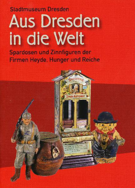 KI generiert: Das Bild zeigt ein Plakat des Stadtmuseums Dresden für die Ausstellung "Aus Dresden in die Welt", die Spardosen und Zinnfiguren der Firmen Heyde, Hunger und Reiche präsentiert. Im Mittelpunkt stehen einige Figuren und Spardosen vor einem roten Hintergrund.