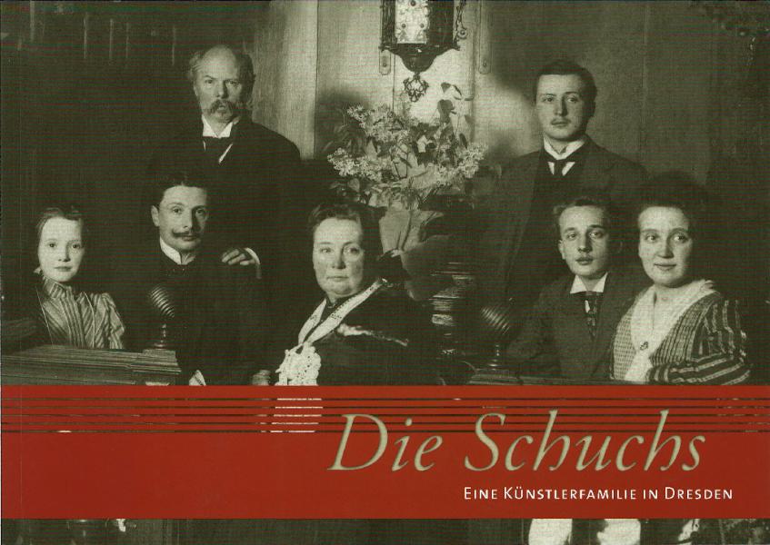 KI generiert: Das Bild zeigt eine historische Schwarzweiß-Fotografie einer Familie, die in formeller Kleidung posiert. Der Schriftzug "Die Schuchs - Eine Künstlerfamilie in Dresden" verdeutlicht, dass es sich um eine Künstlerfamilie handelt.