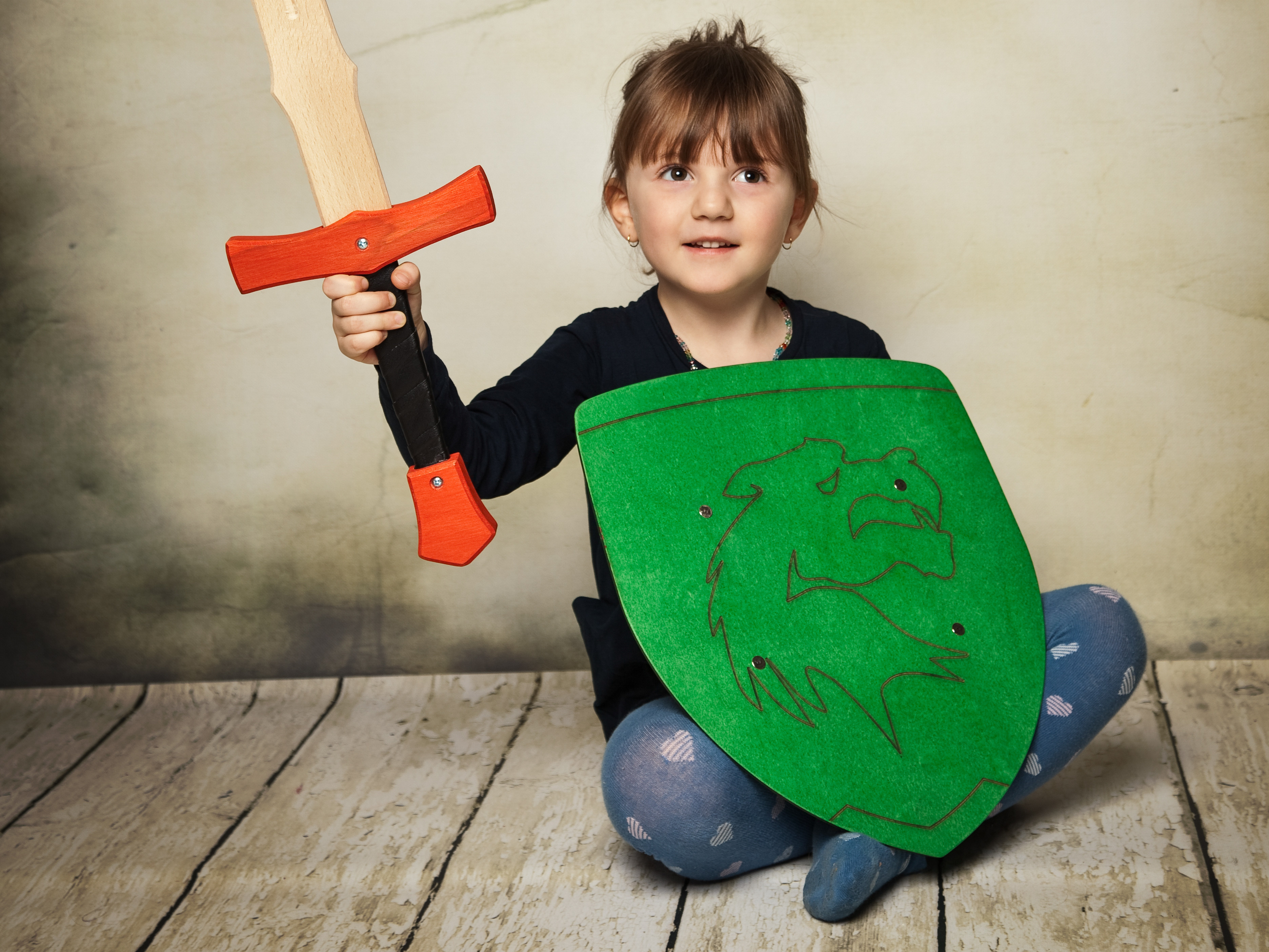 KI generiert: Das Bild zeigt eine Ausstellungsvitrine mit verschiedenen historischen Artefakten, darunter Rüstungsteile, ein Gemälde, ein Kelch und Münzen. Der Hauptinhalt des Bildes ist die Vitrine mit den Exponaten, die kunstvoll präsentiert werden.