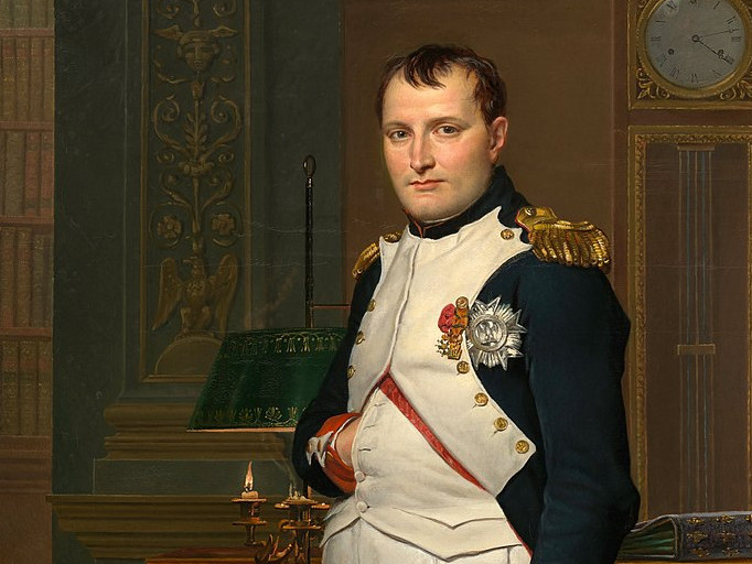 KI generiert: Das Bild zeigt einen Mann in einer militärischen Uniform, der in einem Raum mit Bücherregalen und einer Uhr im Hintergrund steht. Er hat eine Hand in seine Weste gesteckt und trägt mehrere Auszeichnungen auf seiner Uniform.