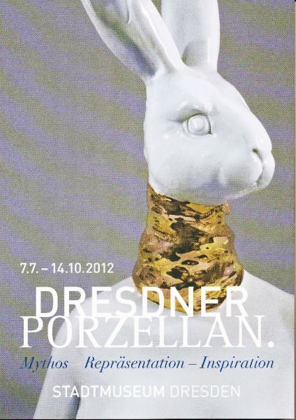 KI generiert: Das Bild zeigt eine Werbeplakat für eine Ausstellung über Dresdner Porzellan vom 7. Juli bis 14. Oktober 2012 im Stadtmuseum Dresden. Das Plakat zeigt eine Porzellanfigur eines Hasen mit einem goldenen Halsband.