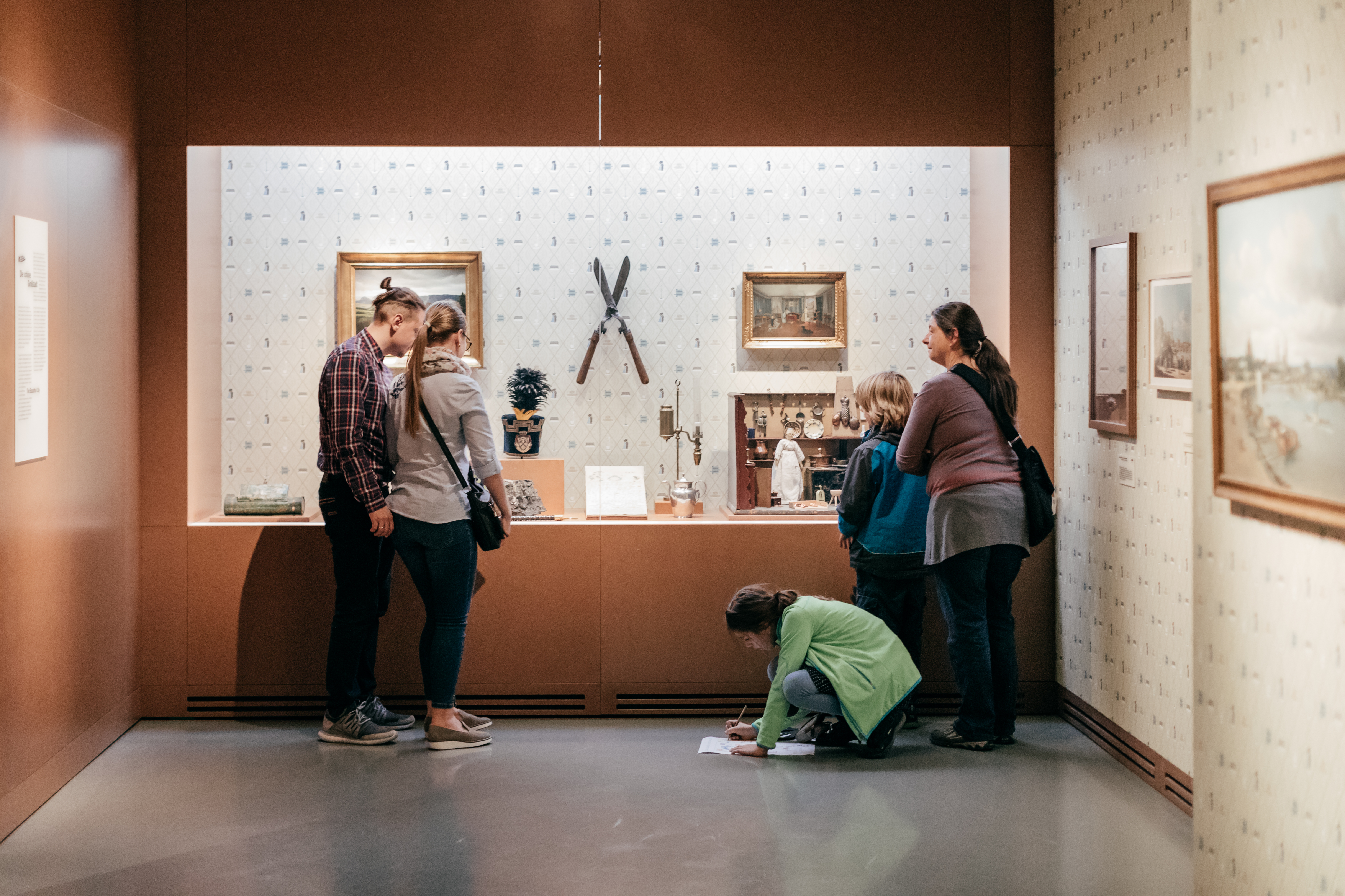 Besucher in der Ausstellung