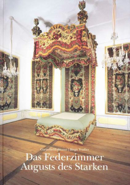 KI generiert: Das Bild zeigt das reich verzierte Schlafzimmer ("Federzimmer") von August dem Starken, ausgestattet mit aufwendigen Wandteppichen und einem opulenten Bett mit Baldachin. Der Raum ist prunkvoll dekoriert und strahlt königlichen Luxus aus.