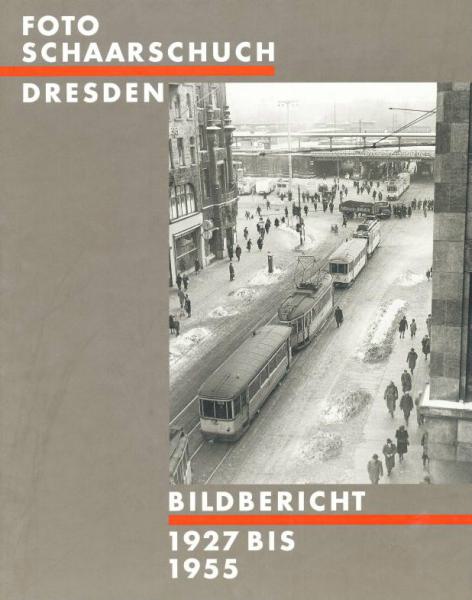 KI generiert: Das Bild zeigt eine Straßenansicht in Dresden mit Straßenbahnen und vielen Menschen, die zu Fuß unterwegs sind. Es handelt sich offenbar um das Titelbild eines Fotoberichts aus den Jahren 1927 bis 1955.