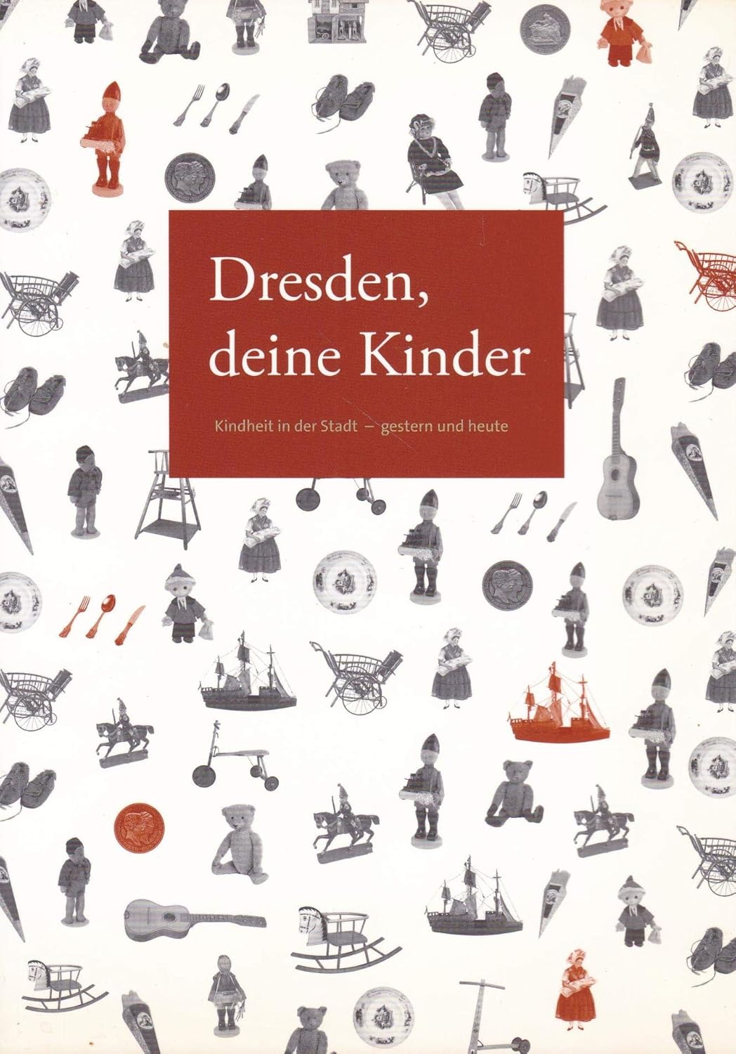 KI generiert: Das Bild zeigt ein Buchcover mit der Aufschrift "Dresden, deine Kinder" und Illustrationen von Kinderspielzeugen, die über das Cover verteilt sind. Der Fokus liegt auf Kindheit in Dresden, sowohl in der Vergangenheit als auch in der Gegenwart.