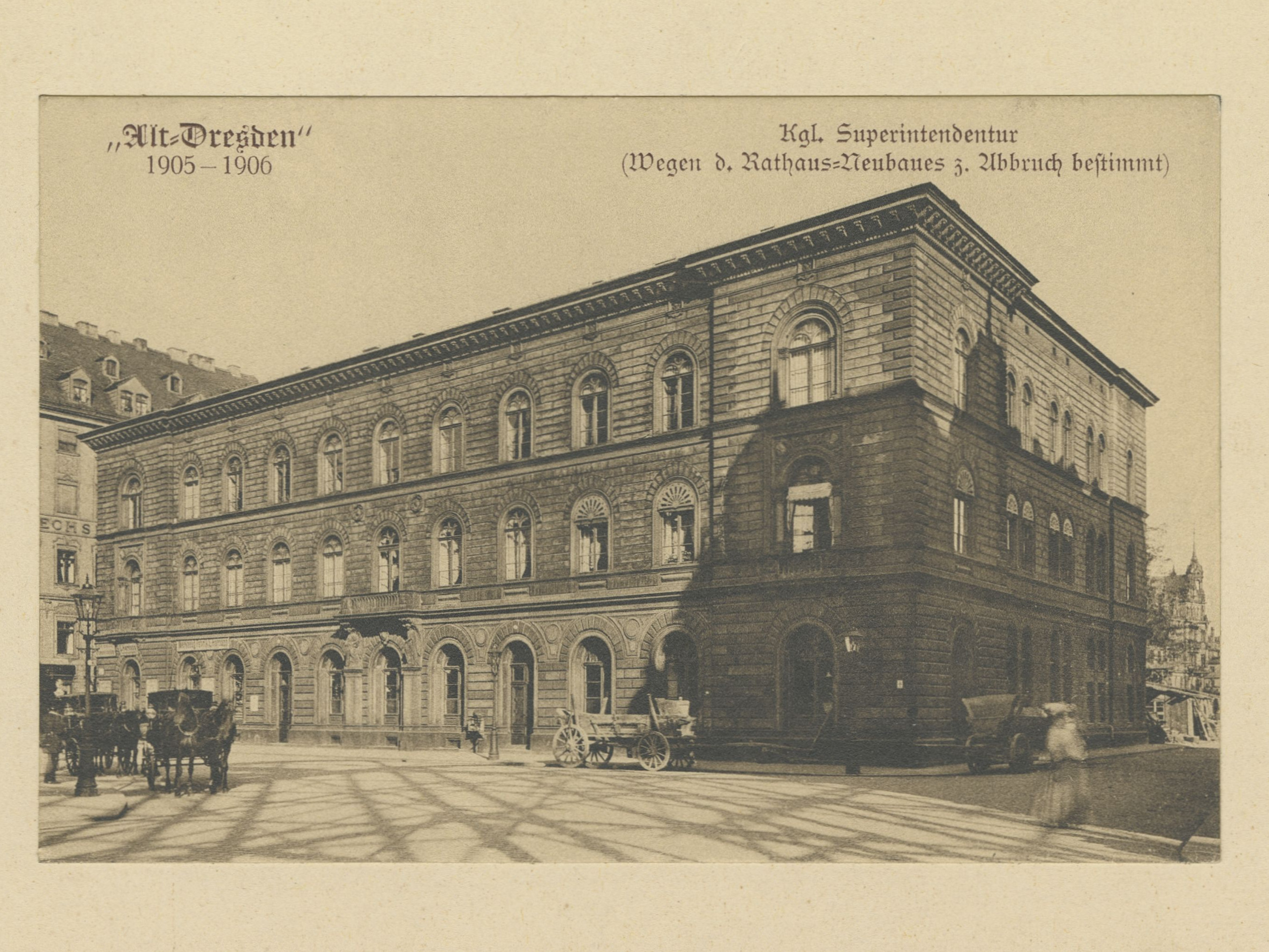 KI generiert: Das Bild zeigt ein historisches Gebäude in Dresden, welches als königliche Superintendentur genutzt wurde. Im Vordergrund sind einige Menschen und Pferdewägen zu sehen.