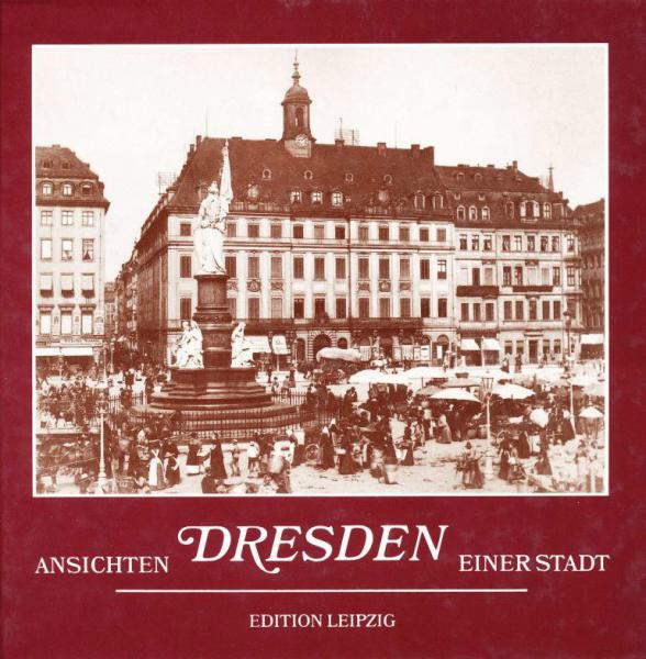 KI generiert: Das Bild zeigt eine historische Ansicht der Stadt Dresden mit einem belebten Marktplatz im Vordergrund, auf dem zahlreiche Menschen und Marktstände zu sehen sind. Im Hintergrund erkennt man ein großes, mehrstöckiges Gebäude mit klassizistischer Fassade.