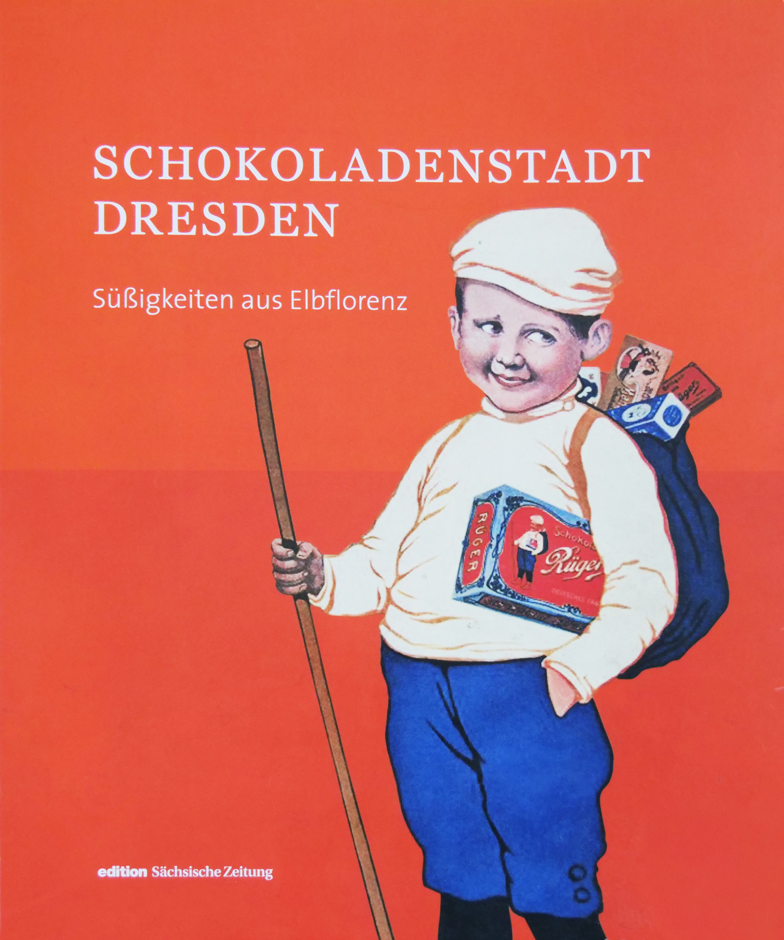 KI generiert: Das Bild zeigt einen Jungen mit Stock, der eine Schachtel Schokolade der Marke "Rüger" trägt und einen Rucksack mit weiteren Süßigkeiten hat. Im Hintergrund steht der Schriftzug "Schokoladenstadt Dresden - Süßigkeiten aus Elbflorenz."