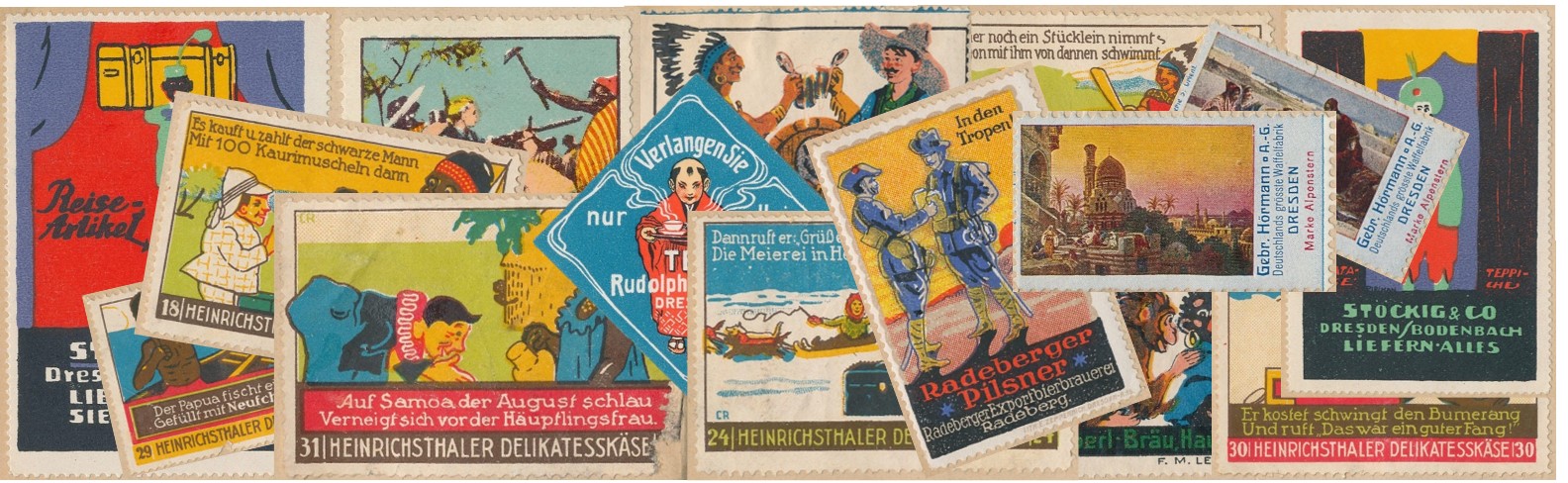 KI generiert: Das Bild zeigt eine Vielzahl von alten Werbeanzeigen und Sammelbildern, die scheinbar zufällig und überlappend angeordnet sind. Die Hauptinhalte sind bunte Illustrationen und Produktinformationen, die einen nostalgischen Charme versprühen.