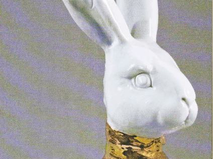 KI generiert: Das Bild zeigt eine Werbeplakat für eine Ausstellung über Dresdner Porzellan vom 7. Juli bis 14. Oktober 2012 im Stadtmuseum Dresden. Das Plakat zeigt eine Porzellanfigur eines Hasen mit einem goldenen Halsband.