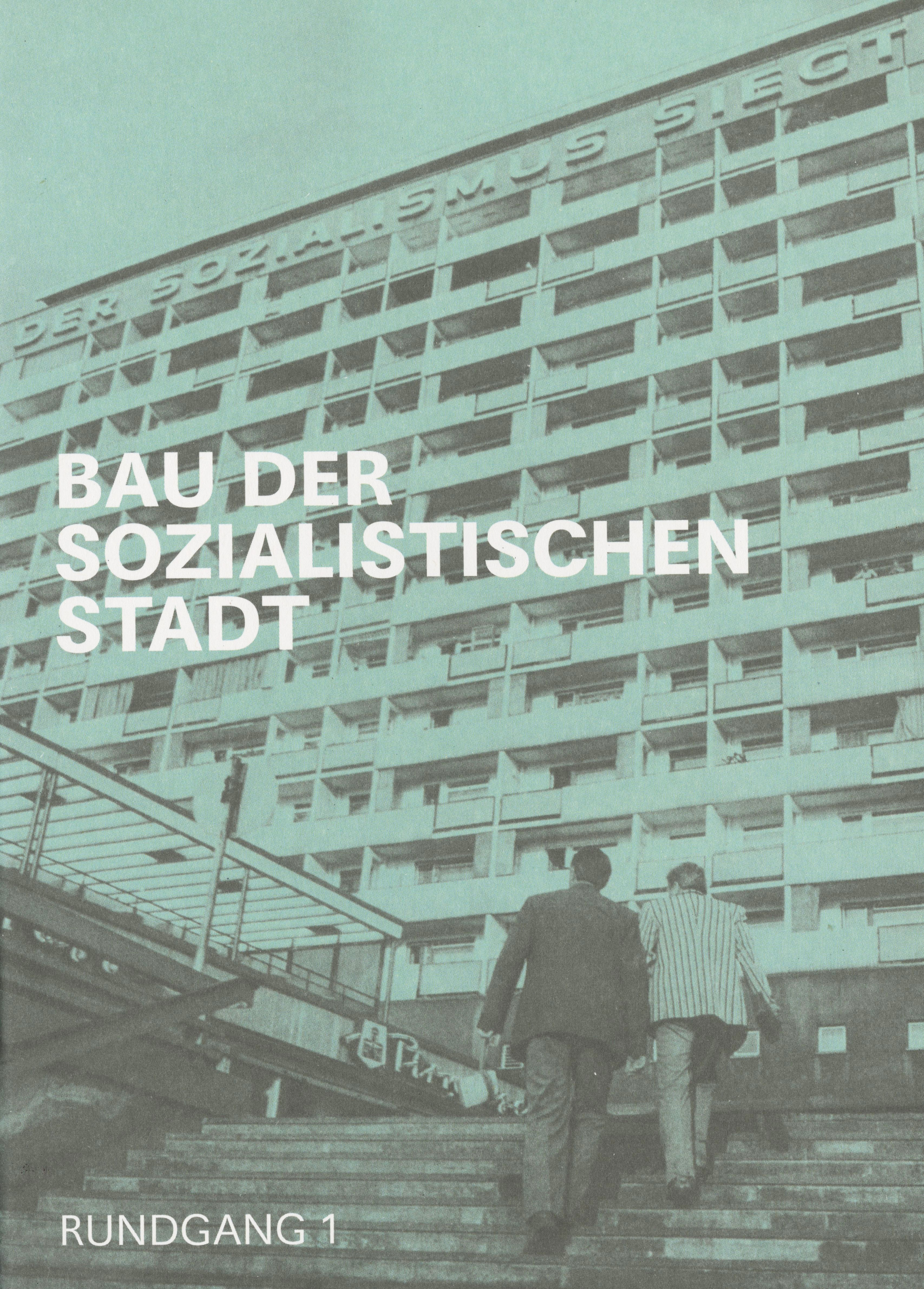 KI generiert: Das Bild zeigt ein hoch aufragendes sozialistisches Wohngebäude, vor dem zwei Personen eine Treppe hinaufgehen. Auf dem Gebäude steht ein Schriftzug und die Worte "Bau der sozialistischen Stadt" sowie "Rundgang 1" sind prominent zu sehen.
