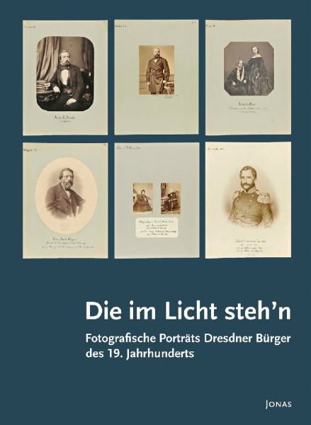 KI generiert: Das Bild zeigt das Cover eines Buches mit dem Titel "Die im Licht steh’n: Fotografische Porträts Dresdner Bürger des 19. Jahrhunderts". Auf dem Cover sind sechs historische Fotografien von Persönlichkeiten des 19. Jahrhunderts abgebildet.