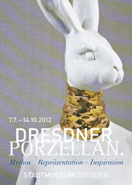 KI generiert: Das Bild zeigt eine Werbeplakat für eine Ausstellung über Dresdner Porzellan vom 7. Juli bis 14. Oktober 2012 im Stadtmuseum Dresden. Das Plakat zeigt eine Porzellanfigur eines Hasen mit einem goldenen Halsband.