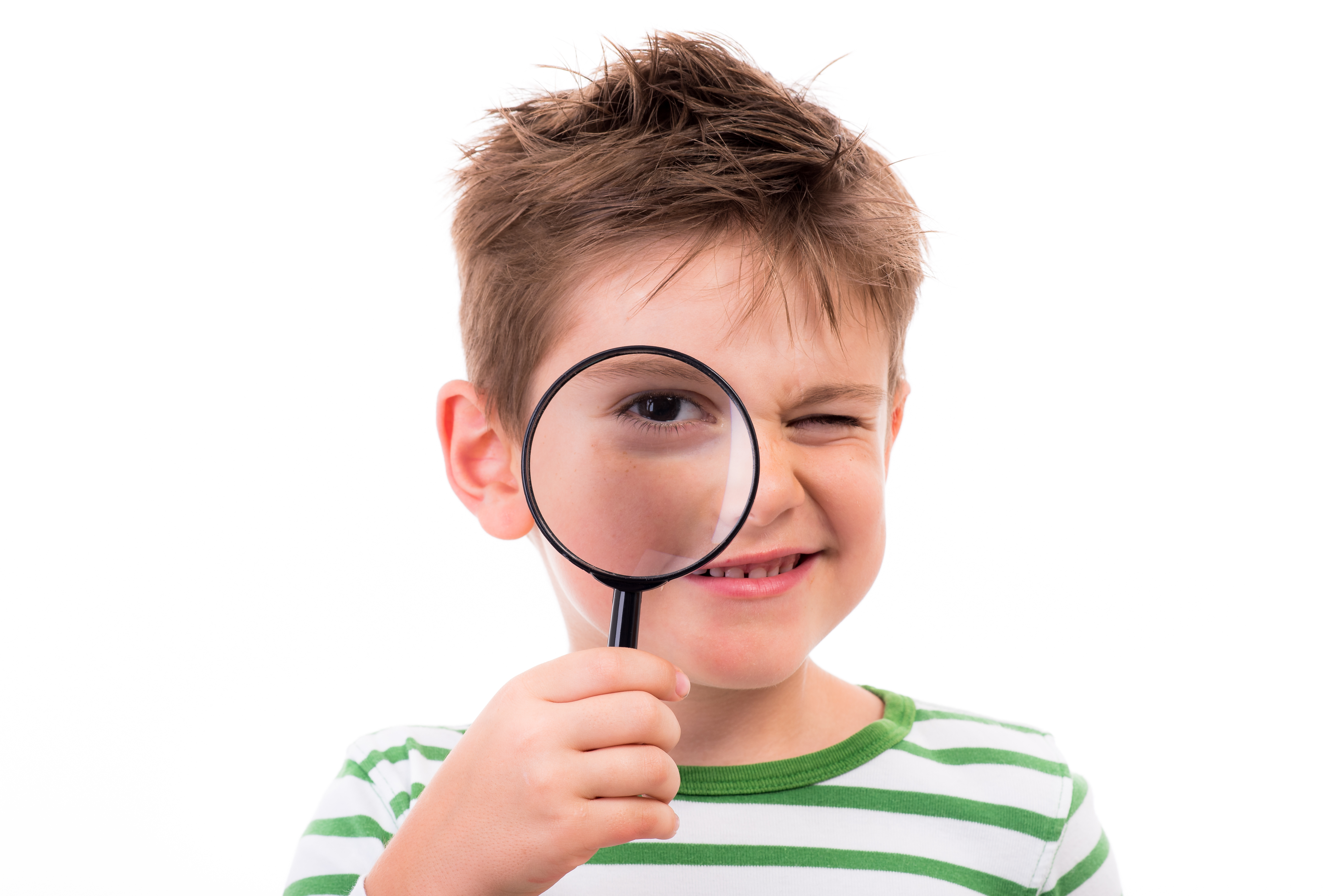 KI generiert: Ein Kind trägt ein gestreiftes Shirt und hält eine Lupe vor einem Auge, während es das andere Auge zukneift. Das Bild vermittelt Neugier und Entdeckerfreude.